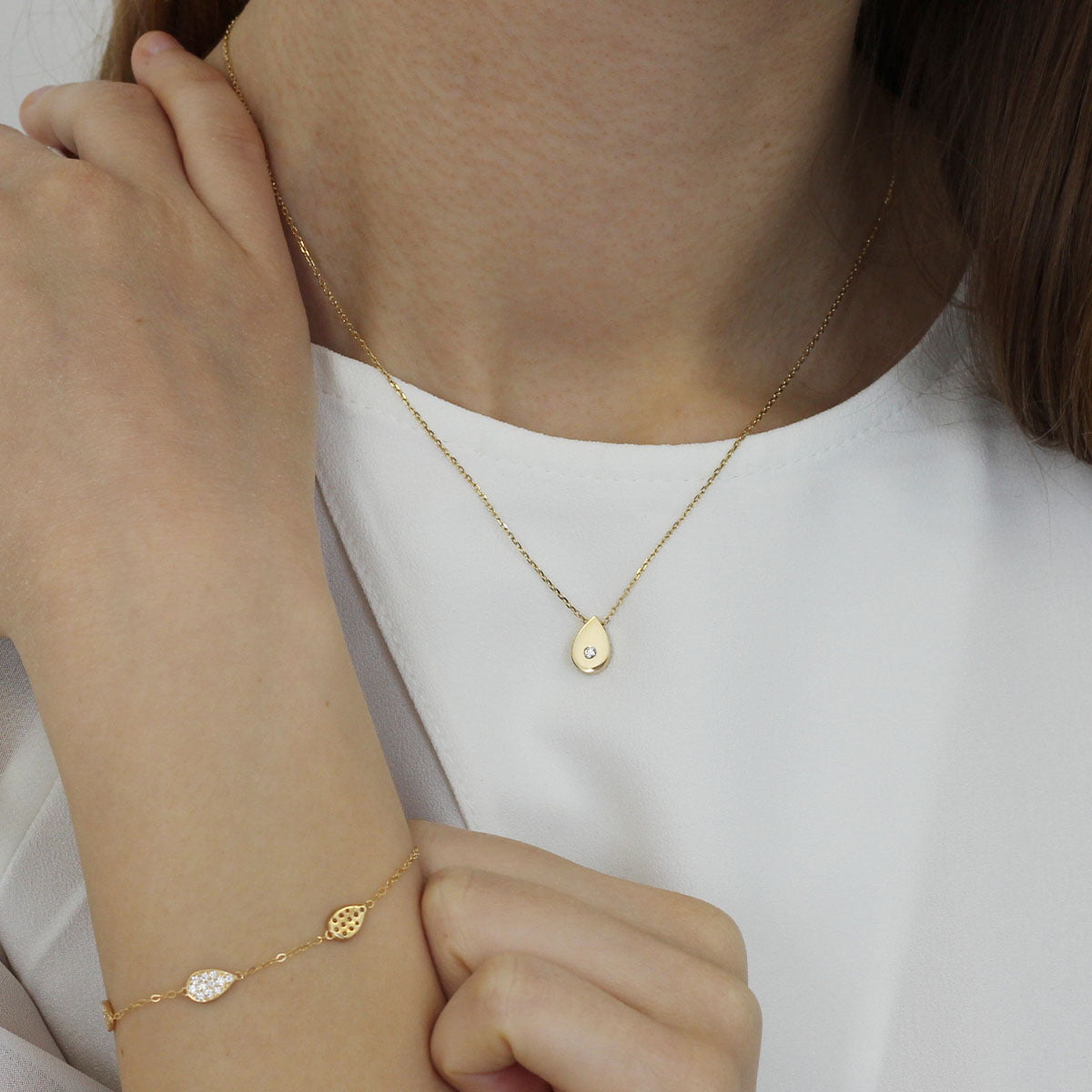 Gold PearDrop Pendant Necklace