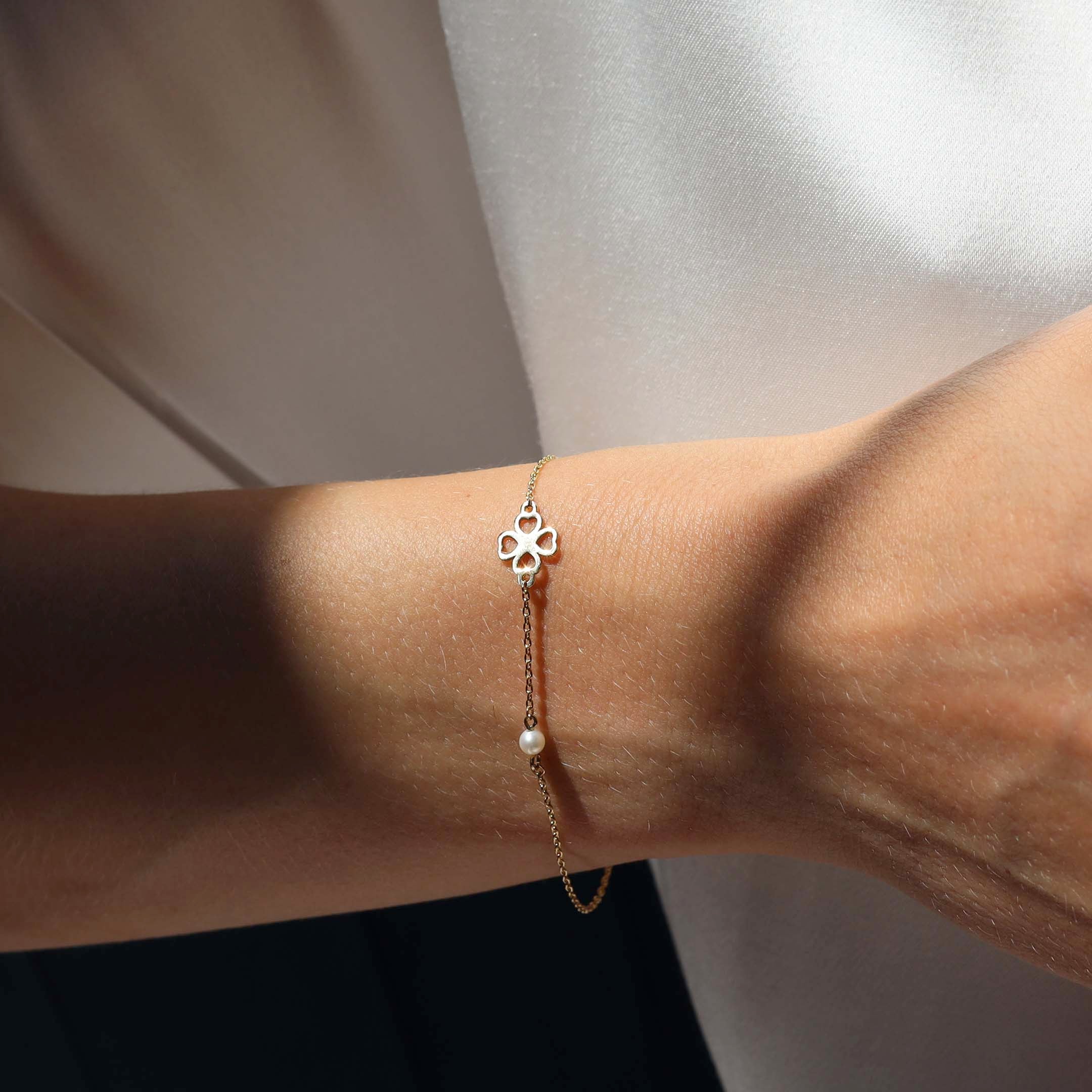 18ct Yellow Gold Clover Pearl Chain Bracelet