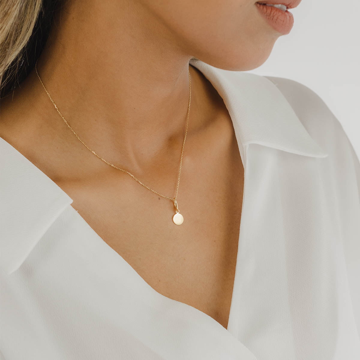 18ct Yellow Gold Disc Charm Pendant Necklace
