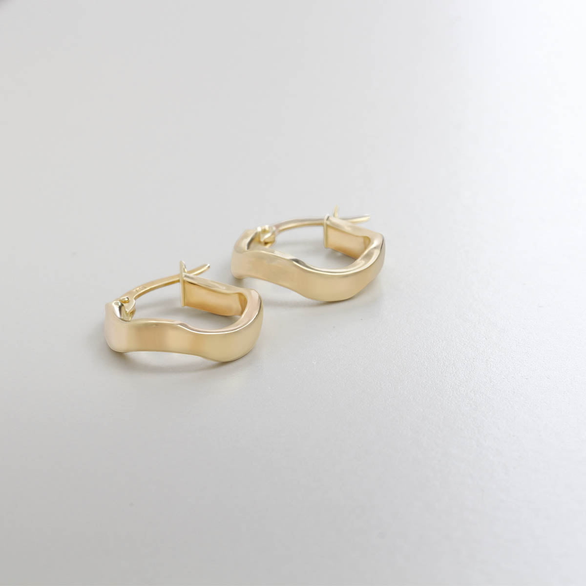 18ct Yellow Gold Large Thick Gold Hoop Earrings for women