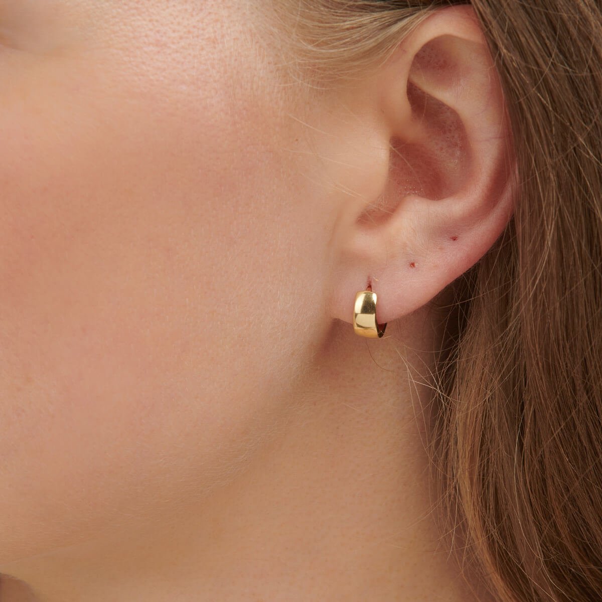 18ct Yellow Gold Small Huggie Hoop Earrings - UK