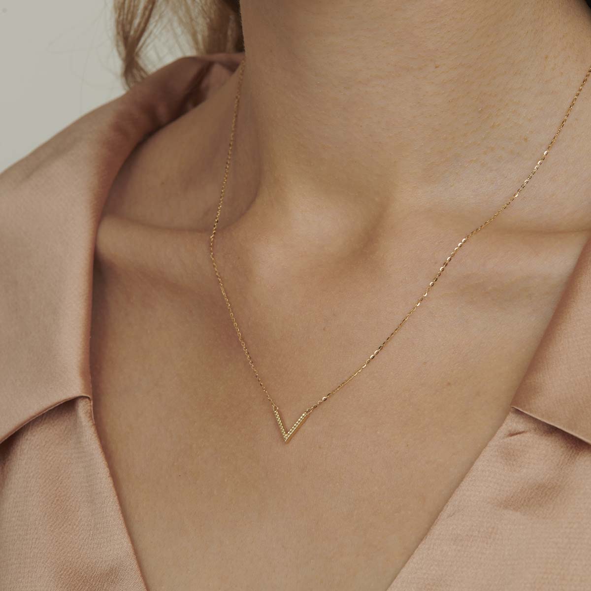18ct initial necklace v necklace