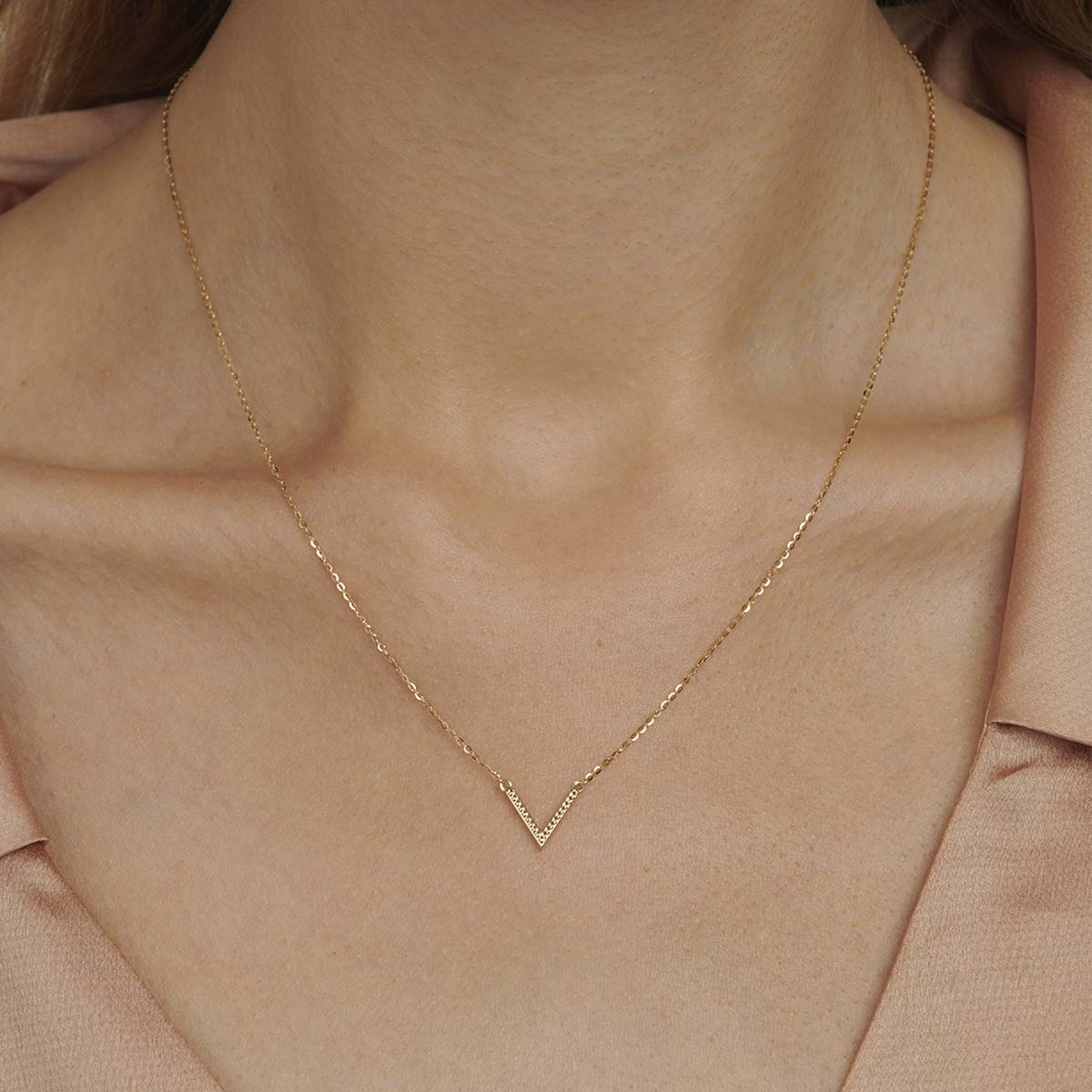 18ct solid gold v necklace with pendant 18inch chain