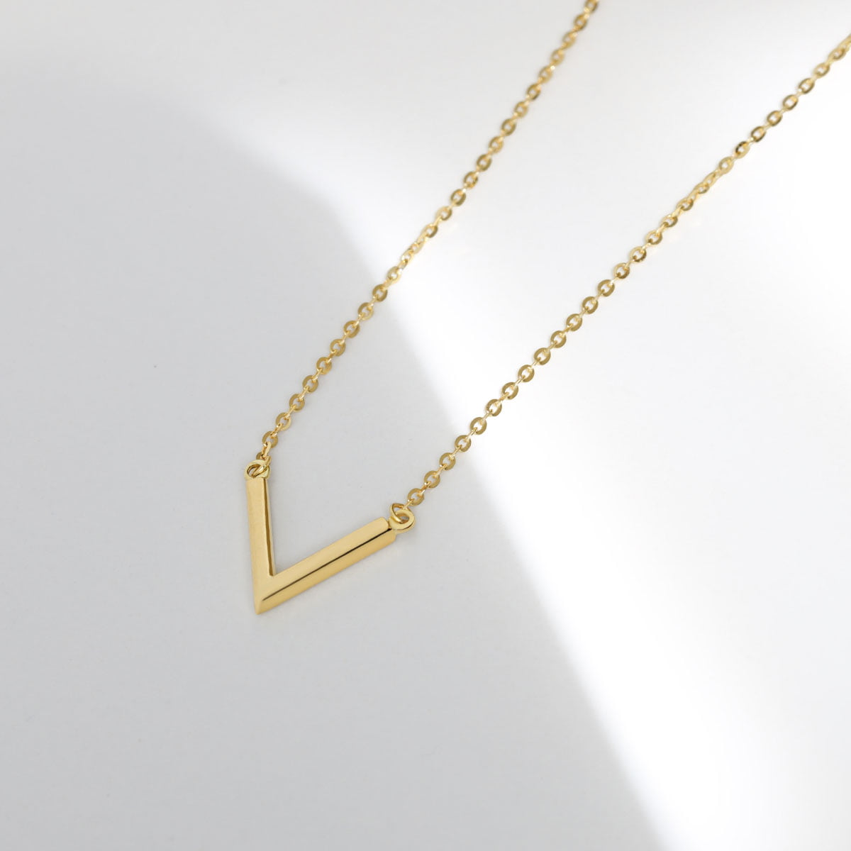 18ct v necklace yellow gold