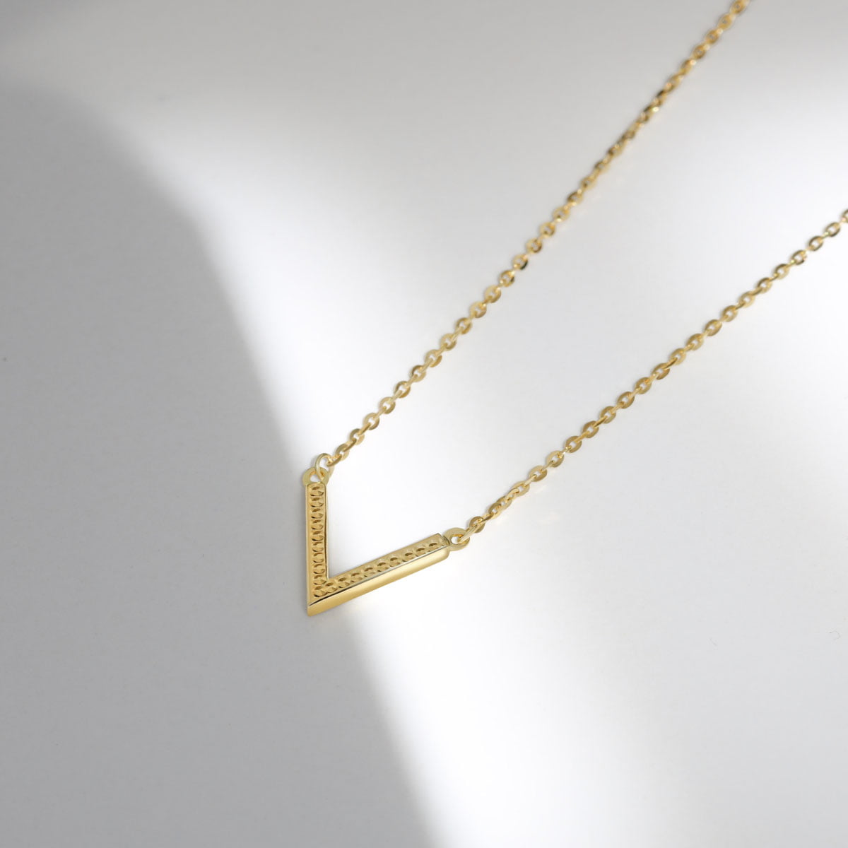 18ct yellow v necklace gold